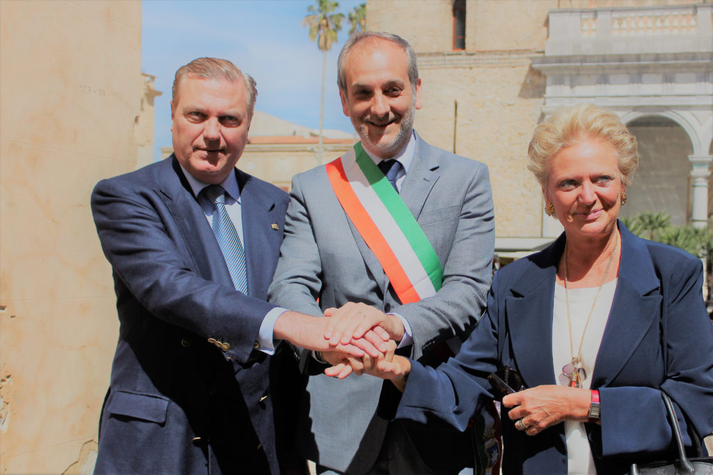 i Principi Carlo e Beatrice di Borbone delle Due Sicilie con il Sindaco