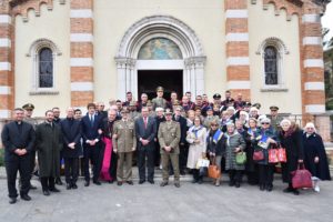 Le délégation constantinienne avec les officiers et l'Ordinaire militaire  S.E. Mgr Santo Marcianò après la liturgie solennelle